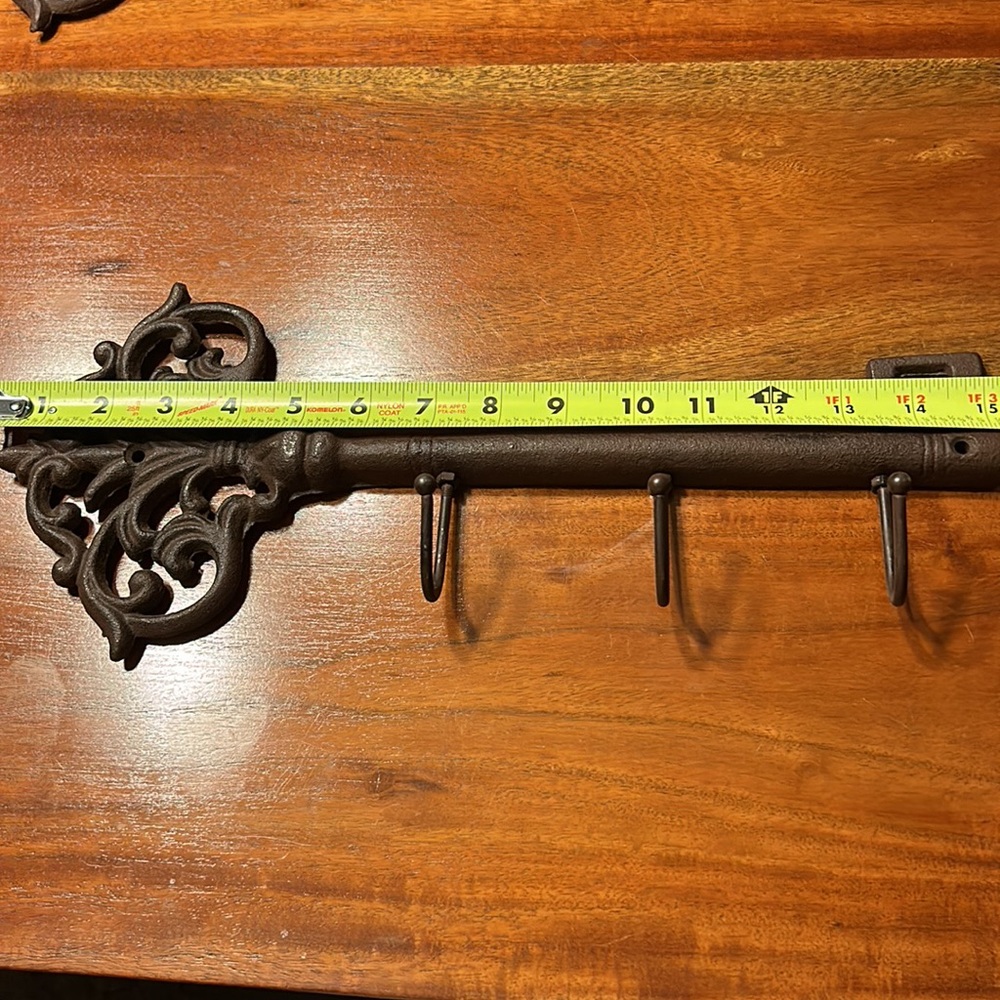 KEY HOLDER IN CAST IRON  HOME- WALL DECOR IN PERFECT CONDITION